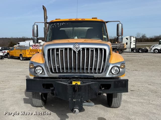 Image of International 7400 equipment image 1