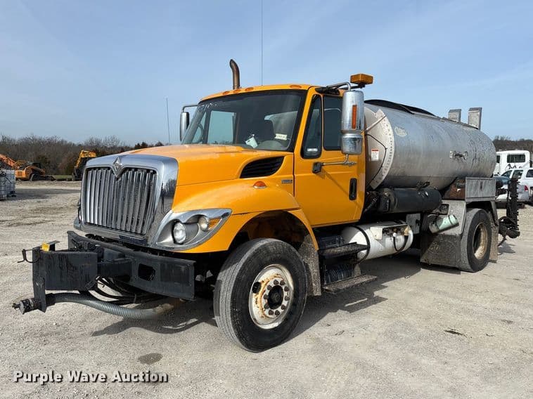 Image of International 7400 Primary image