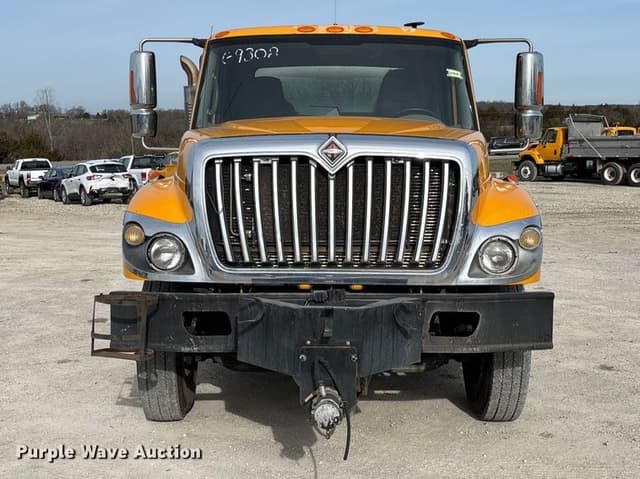 Image of International 7400 equipment image 1