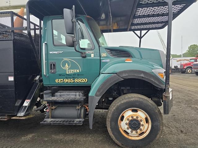 Image of International 7400 equipment image 4