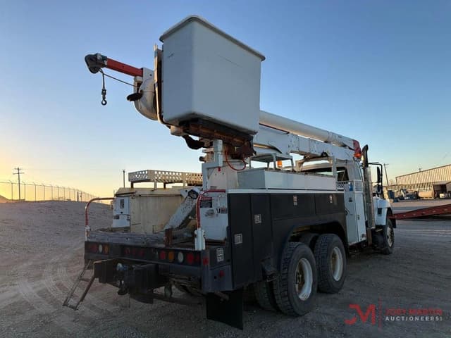 Image of International 7400 equipment image 2