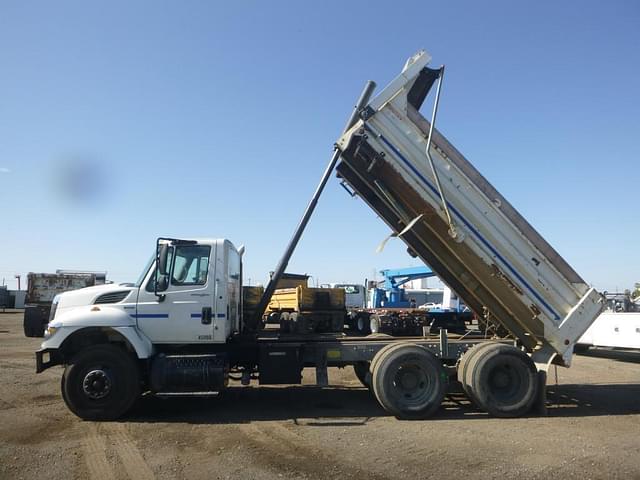 Image of International 7400 equipment image 4