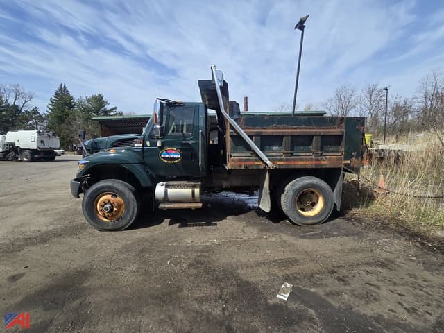 Image of International 7500 equipment image 1