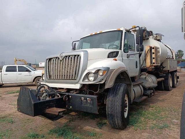 Image of International 7600 equipment image 1