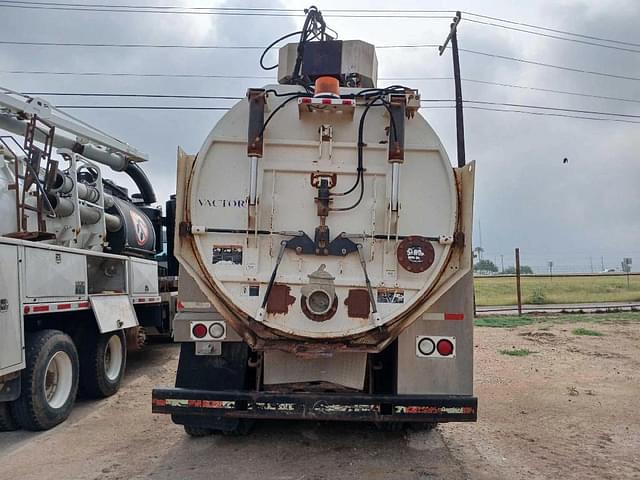 Image of International 7600 equipment image 2
