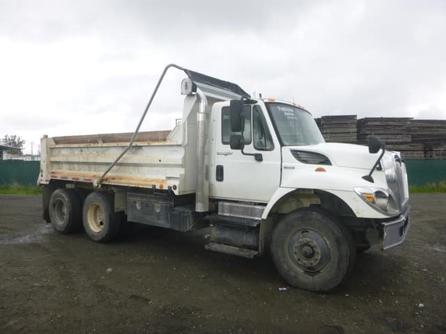 Image of International 7400 equipment image 1