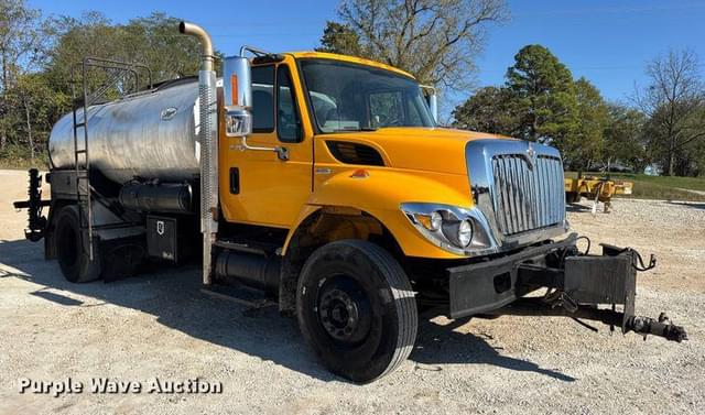 Image of International Workstar 7300 equipment image 2