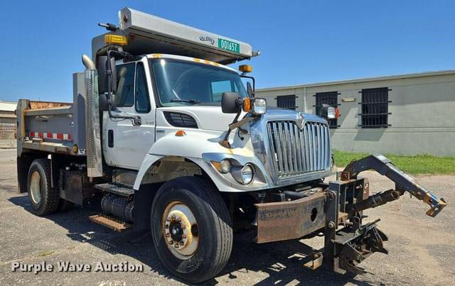 Image of International Workstar 7400 equipment image 2