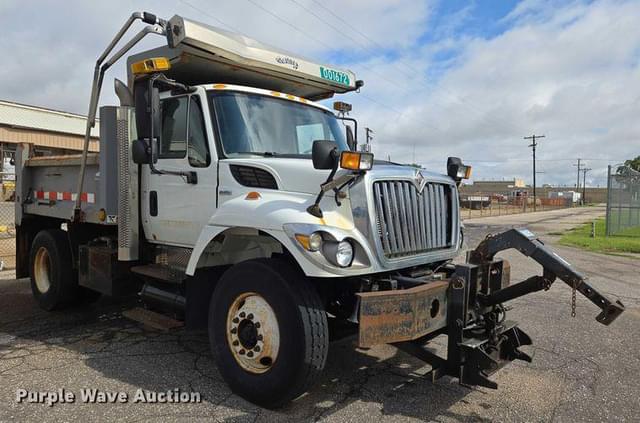 Image of International Workstar 7400 equipment image 2