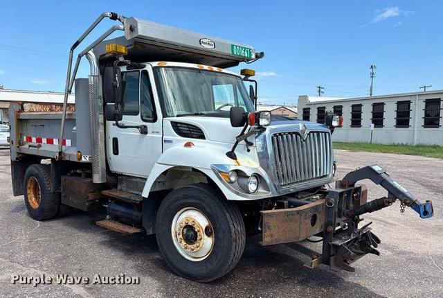 Image of International Workstar 7400 equipment image 2