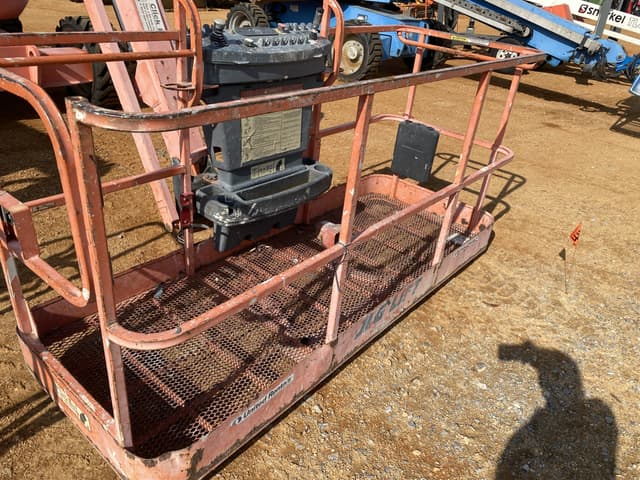 Image of JLG 600AJ equipment image 4