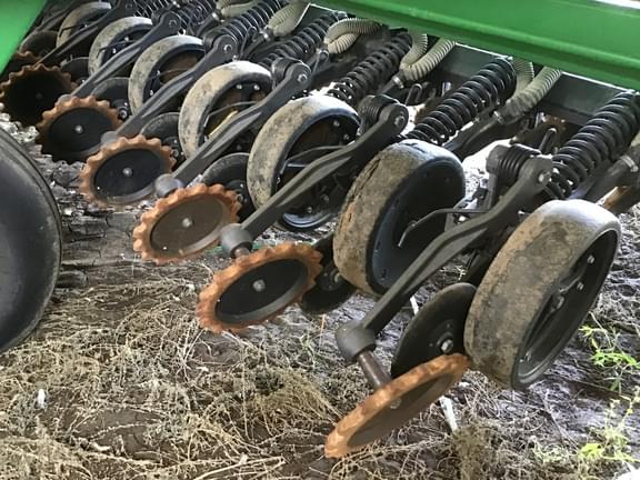 Image of John Deere 1590 equipment image 2