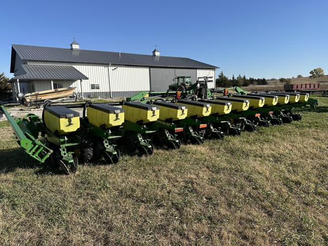 Image of John Deere 1720 equipment image 1