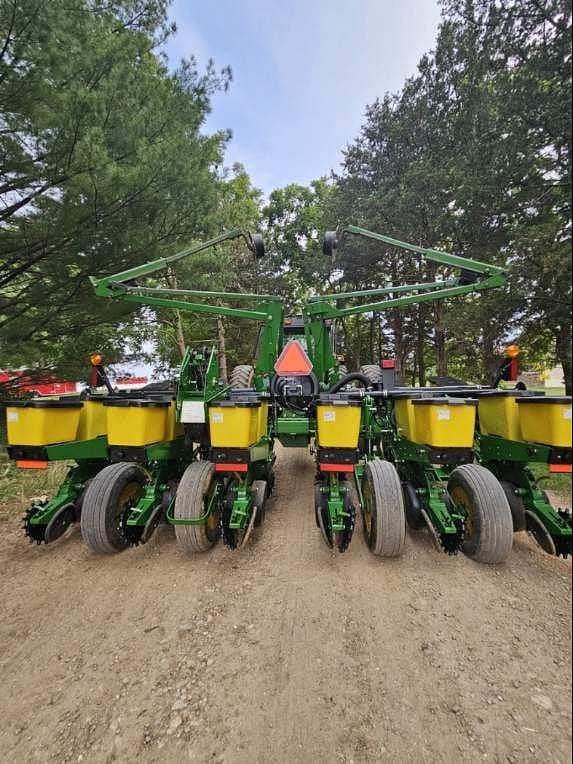 Image of John Deere 1760 equipment image 1