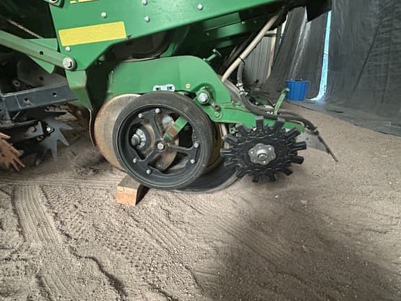 Image of John Deere 1760 equipment image 1