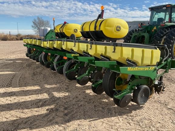 Image of John Deere 1760 equipment image 2