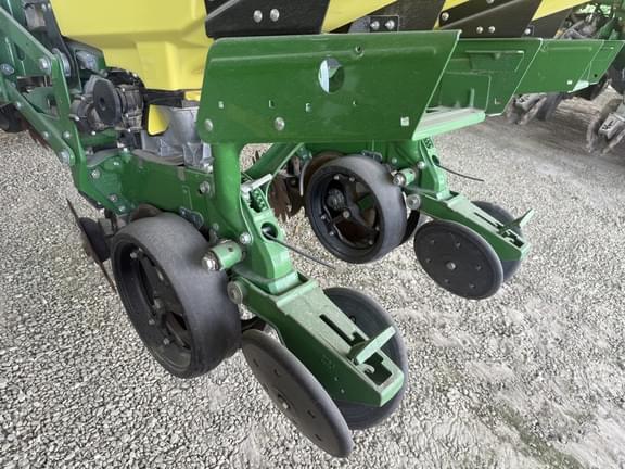Image of John Deere 1760 equipment image 3