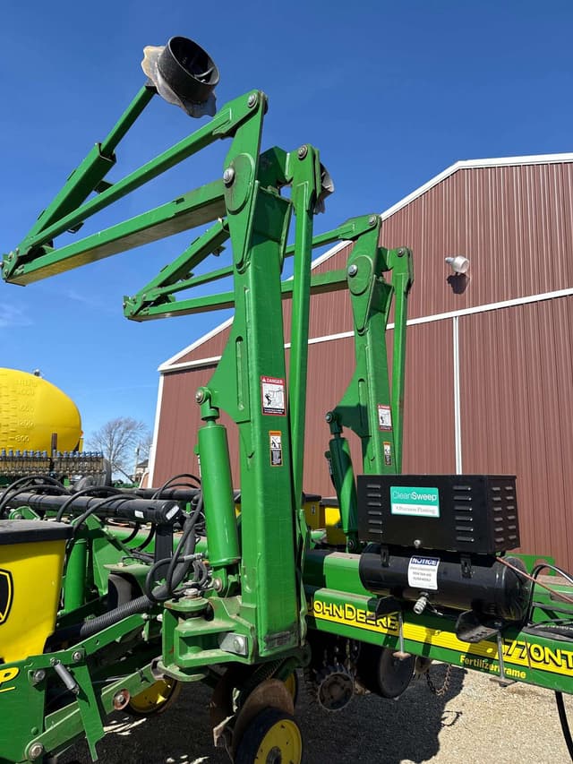 Image of John Deere 1770 equipment image 2