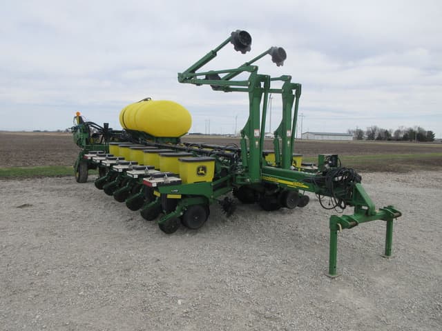 Image of John Deere 1770 equipment image 1
