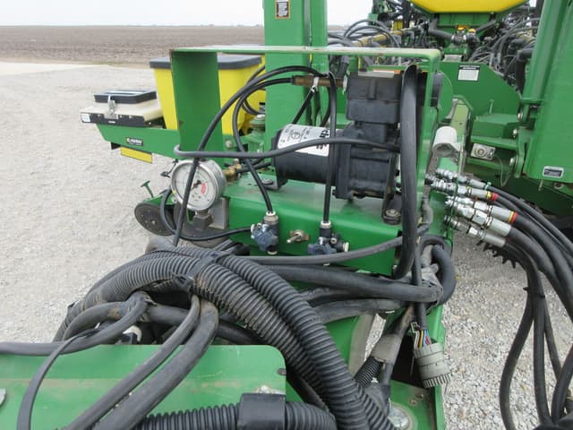 Image of John Deere 1770 equipment image 4