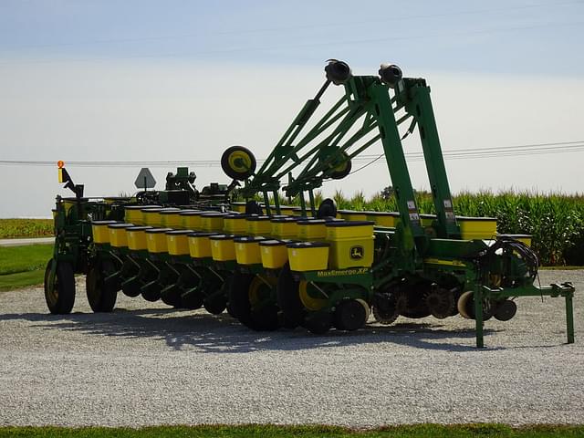 Image of John Deere 1770 equipment image 2