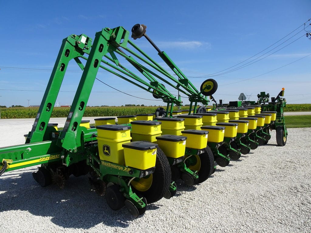 Main image John Deere 1770