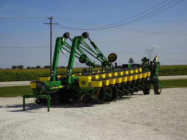 Image of John Deere 1770 equipment image 1