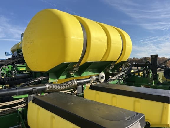 Image of John Deere 1770 equipment image 1