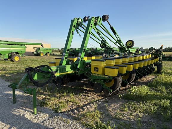 Image of John Deere 1770 equipment image 1