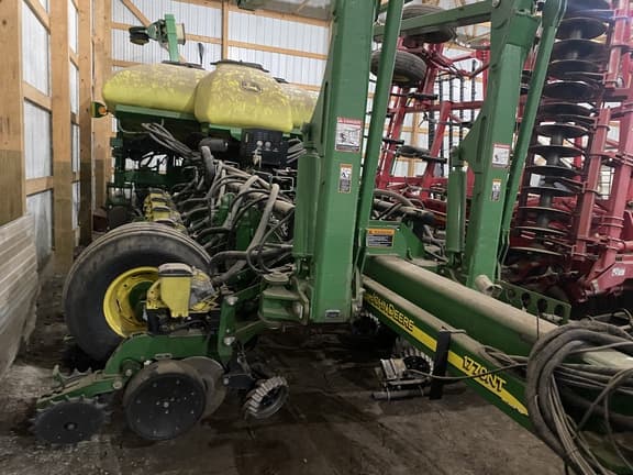 Image of John Deere 1770 equipment image 2