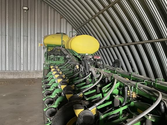 Image of John Deere 1770 equipment image 1