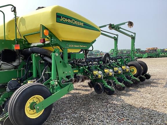 Image of John Deere 1770 equipment image 4