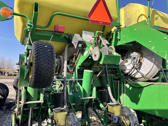 Image of John Deere 1770 equipment image 4
