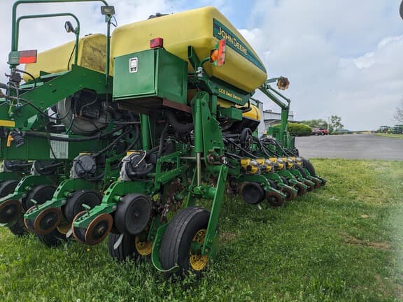 Image of John Deere 1770 equipment image 2