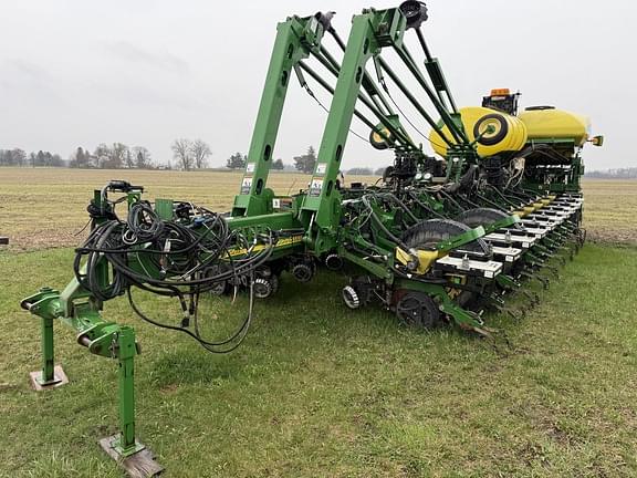 Image of John Deere 1770 equipment image 2