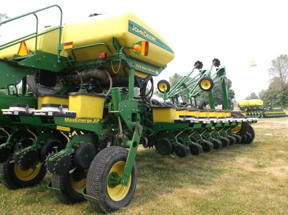 Image of John Deere 1770 equipment image 3