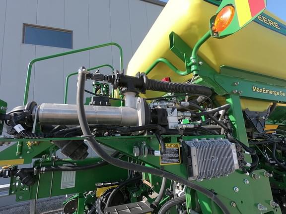 Thumbnail image John Deere 1770 22