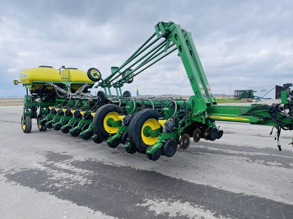 Image of John Deere 1770 equipment image 1