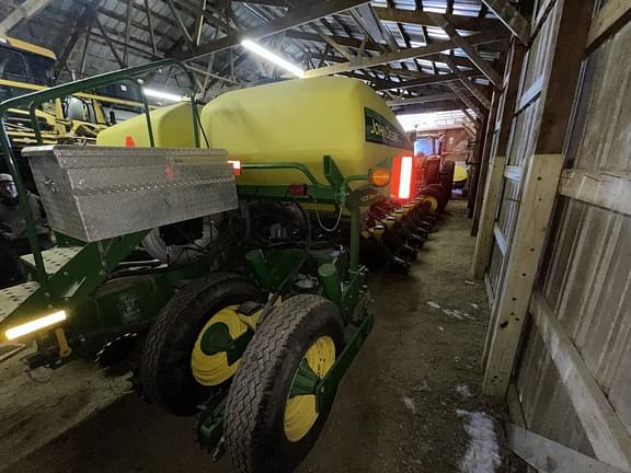 Image of John Deere 1770 equipment image 1