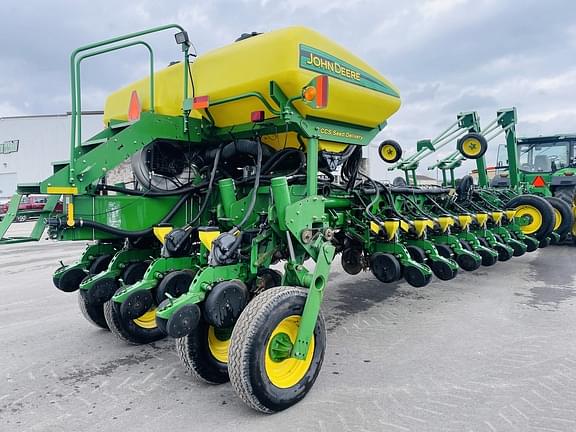 Image of John Deere 1770 equipment image 4