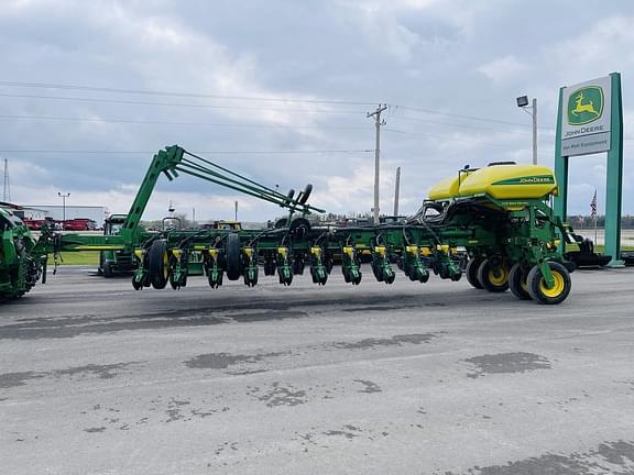 Image of John Deere 1770 equipment image 1