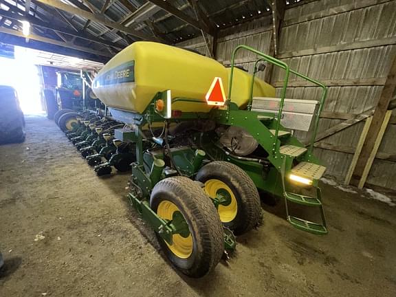 Image of John Deere 1770 equipment image 3