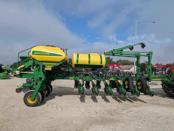 Image of John Deere 1770 equipment image 1