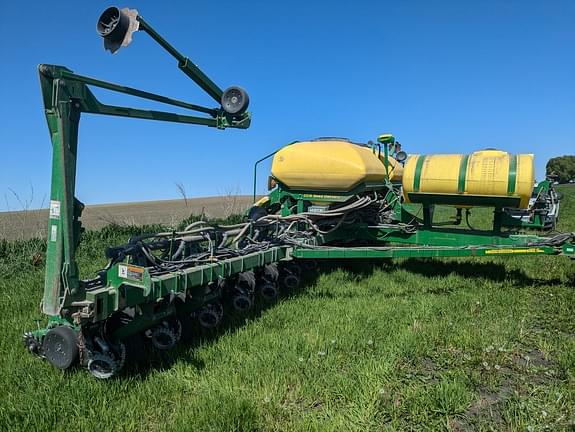 Image of John Deere 1770 equipment image 3