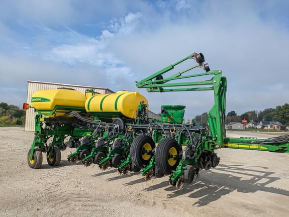 Image of John Deere 1770 equipment image 2