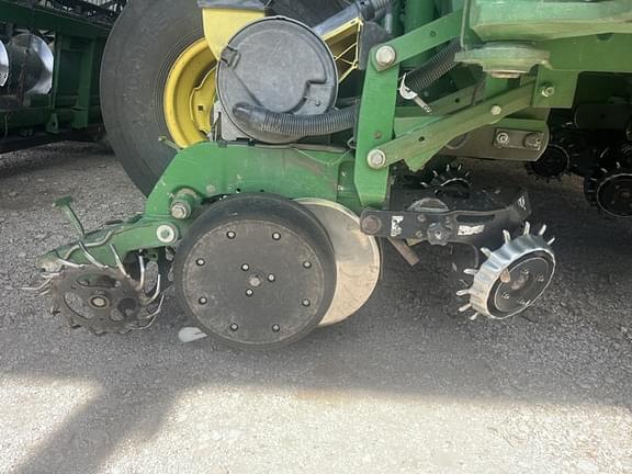 Image of John Deere 1770 equipment image 3