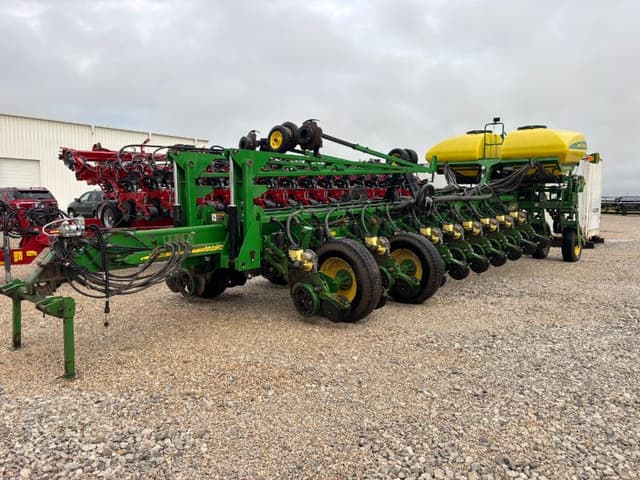 Image of John Deere 1770 equipment image 1