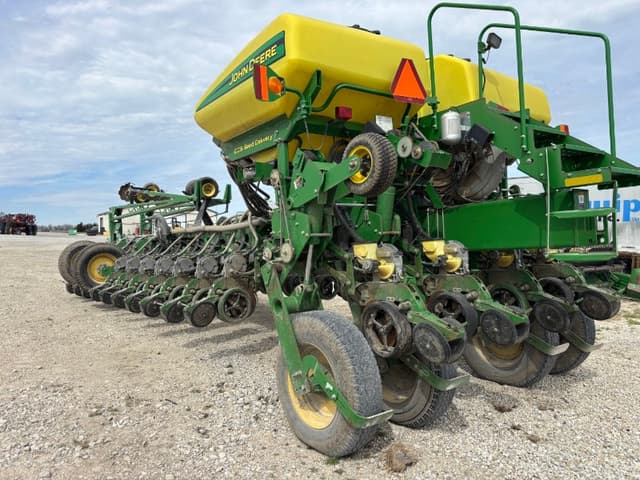 Image of John Deere 1770 equipment image 3