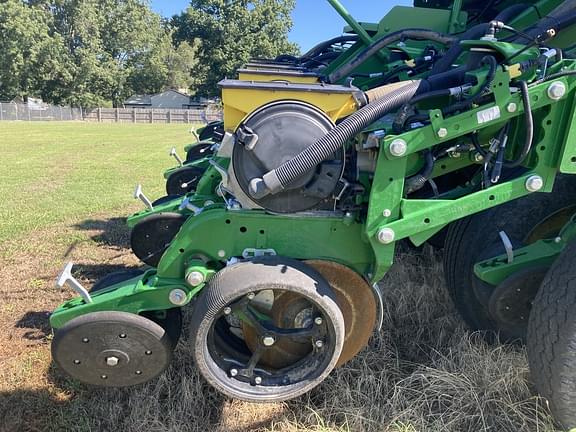 Image of John Deere 1790 equipment image 2