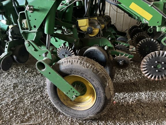 Image of John Deere 1790 equipment image 4